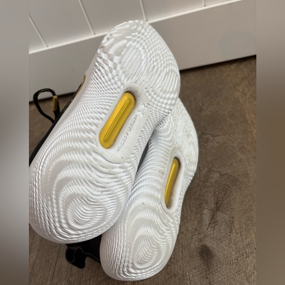 Under Armour Women’s Flow Breakthru 2 Basketball Shoes - Picture 6 of 9